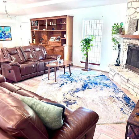 Spacious Retro 2Br 3Ba In Quiet Neighborhood